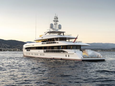 Heesen Orion: Superyate Híbrido de 50m que Redefine la Navegación de Lujo